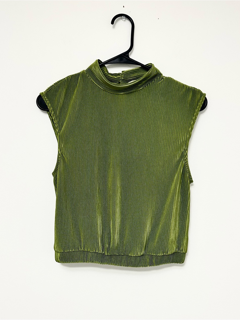 Ro & De Plissee Pleated Sleeveless Blouse in Olive Green Women's Small Cropped